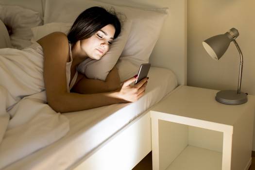 Os perigos de dormir com o celular embaixo do travesseiro