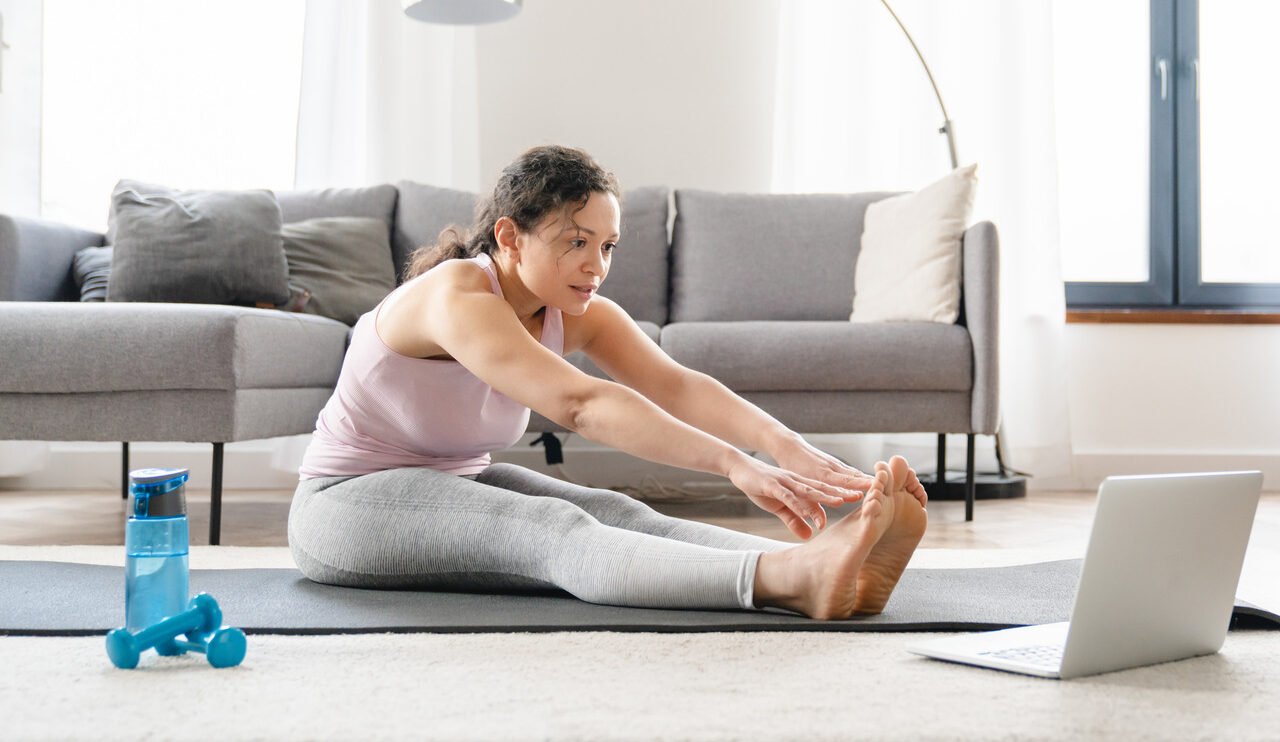 Alongamento que pode ser feito em casa aumenta a flexibilidade das pernas -  Corpo - Extra Online