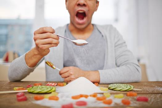 Comer muito açúcar causa diabetes? Especialistas explicam