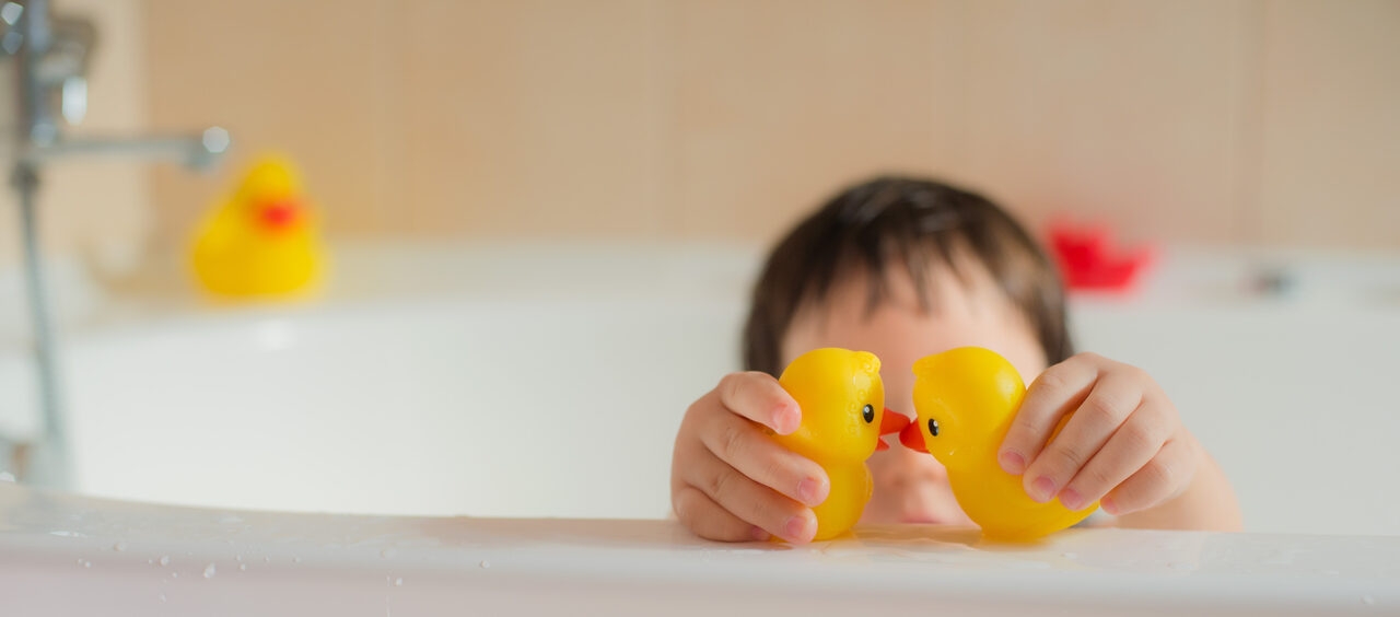 como limpar brinquedos de banho