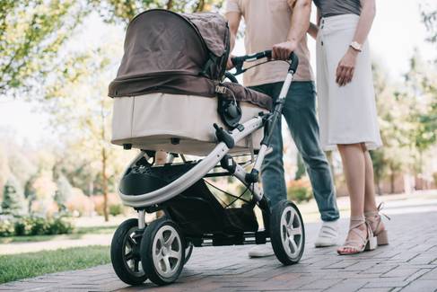 Como escolher um carrinho de bebê seguro para viagens