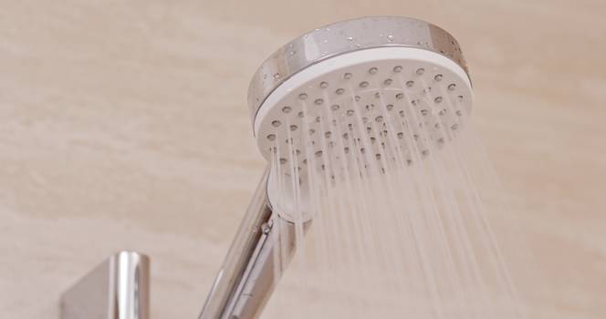Limpar chuveiro é necessário? Saiba como higienizar corretamente