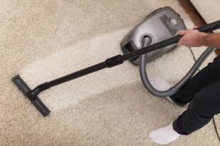 Como limpar o tapete corretamente: dicas e receitinhas caseiras