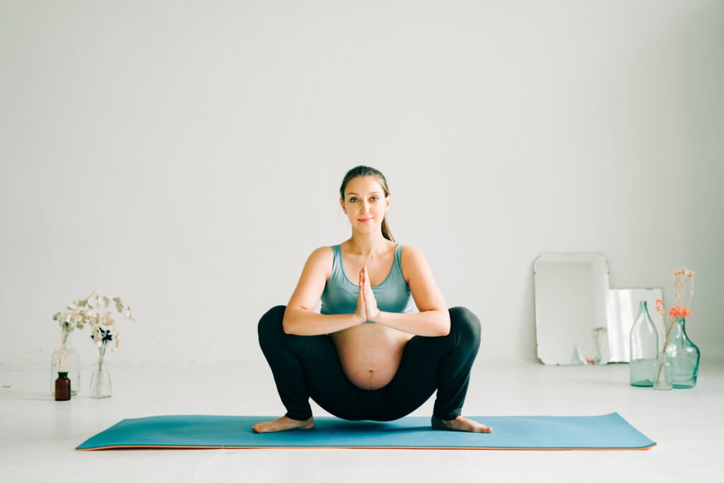 exercicios-para-relaxar-na-gravidez-postura-Malasana