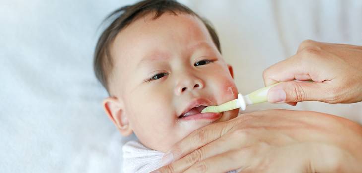 Como limpar a língua e a boca do bebê?