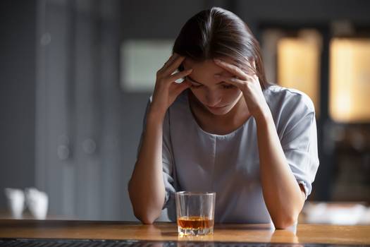 Mulheres e alcoolismo: pesquisa revela  enfrentamento diferente da doença