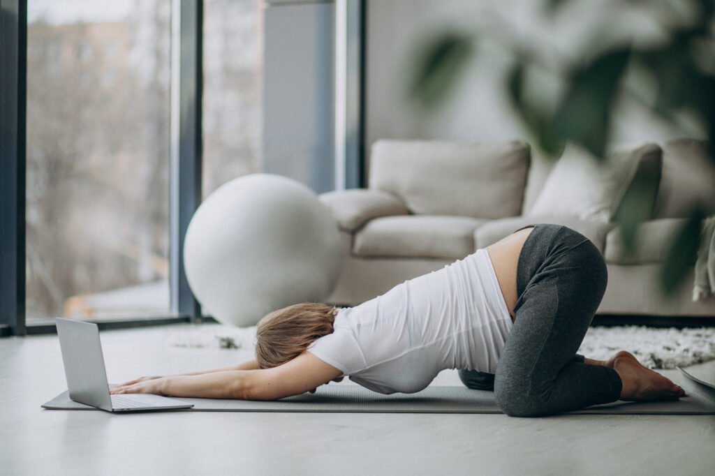 Exercícios-para-relaxar-na-gravidez-postura-balasana 