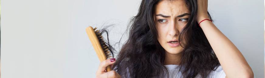Queda de cabelo no frio: profissional explica por que os fios caem mais