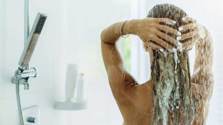 lavar o cabelo com água fria