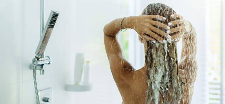 Lavar o cabelo com água fria: Saiba os benefícios