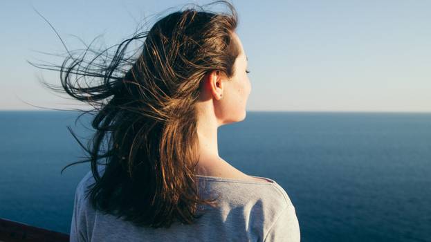 Vento no cabelo: conheça os efeitos negativos e como proteger os fios