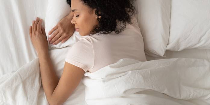 Dormir de bruços causa rugas: mito ou verdade?