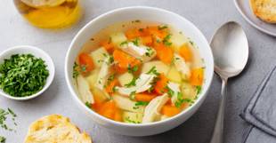 Sopa para acelerar metabolismo com batata-doce, frango e cenoura