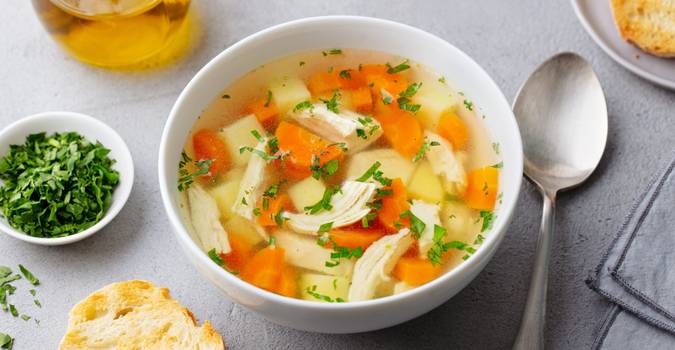 Sopa para acelerar metabolismo com batata-doce, frango e cenoura