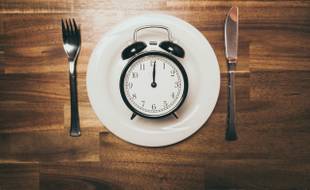 Horário das refeições: jantar irregular aumenta risco de AVC