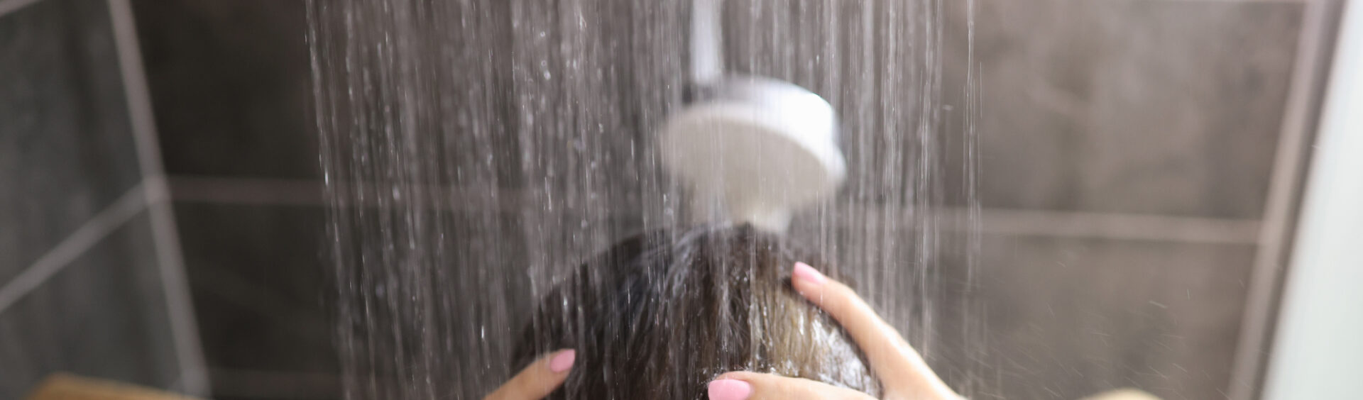 lavar o cabelo com água quente