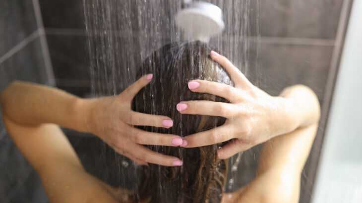 lavar o cabelo com água quente
