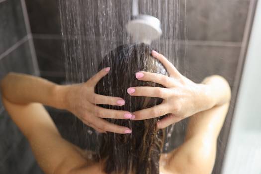 Lavar o cabelo com água quente faz mal? Profissional esclarece