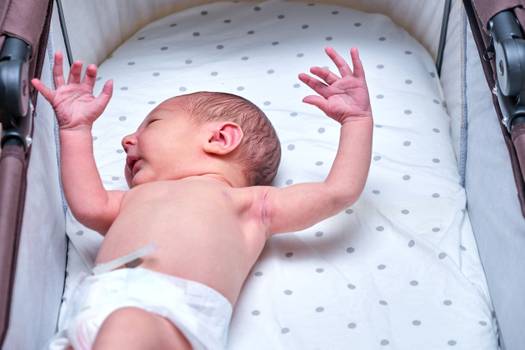 Reflexo de moro: o que é e como amenizá-lo durante o sono do bebê