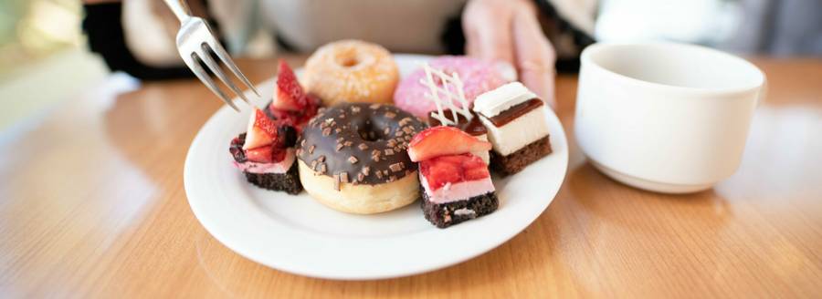 Comer muito doce pode causar tontura; riscos e como evitar