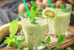 Suco de kiwi com abacaxi emagrece? Conheça a bebida