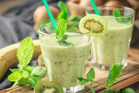 Suco de kiwi com abacaxi emagrece? Conheça a bebida