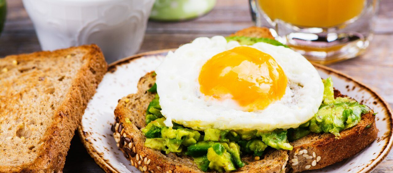 Sanduíche de abacate e ovo