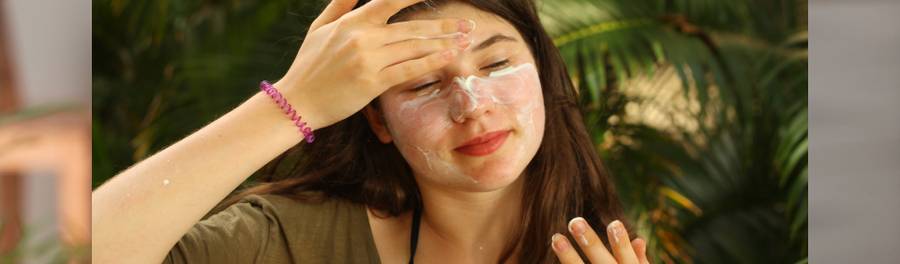 Protetor solar para o rosto: é melhor usar spray, creme ou em pó?