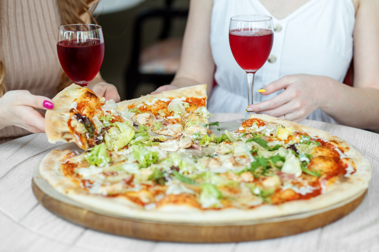 Bebidas alcoólicas afetam dieta de mulheres com compulsão alimentar