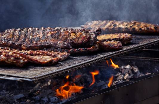 Carne queimada aumenta o risco de câncer? Como diminuir o perigo?
