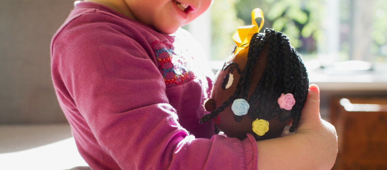 como lavar boneca de pano