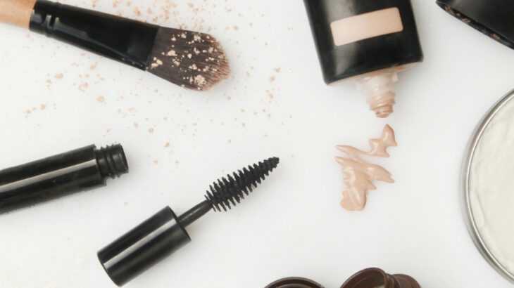 Uso excessivo de cosméticos pode fazer mal para a pele: entenda por que Uso excessivo de cosméticos