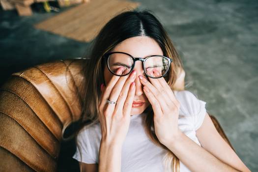 Dor atrás dos olhos: tudo o que você precisa saber sobre o sintoma