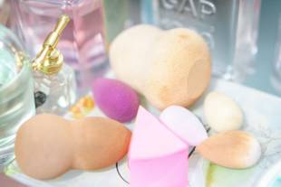 Quais os perigos de não higienizar e como limpar as esponjas de maquiagem?