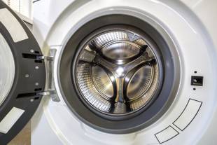 Máquina de lavar roupa precisa de limpeza interna? Veja como fazer