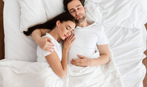 Dormir ao lado do cônjuge melhora a qualidade do sono, diz pesquisa