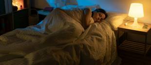 Dormir com a luz acesa faz mal? Estudo revela consequências