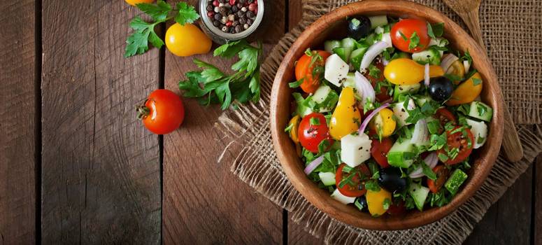 Comer salada antes da refeição: saiba se é realmente melhor