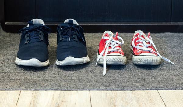 Por que é importante tirar os sapatos ao entrar em casa?