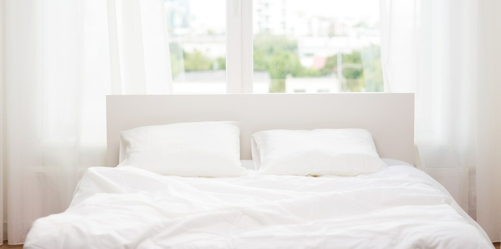 Cama embaixo da janela