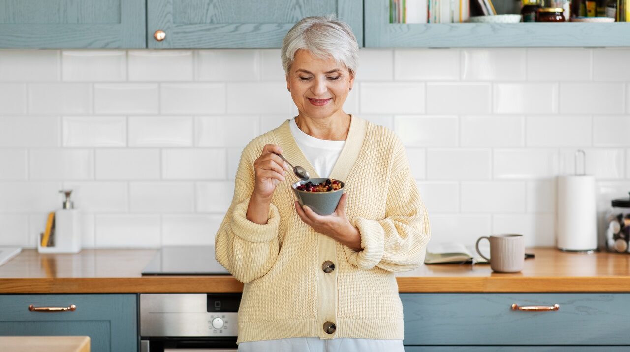 Como a alimentação ajuda no controle dos sintomas de desequilíbrios hormonais em mulheres