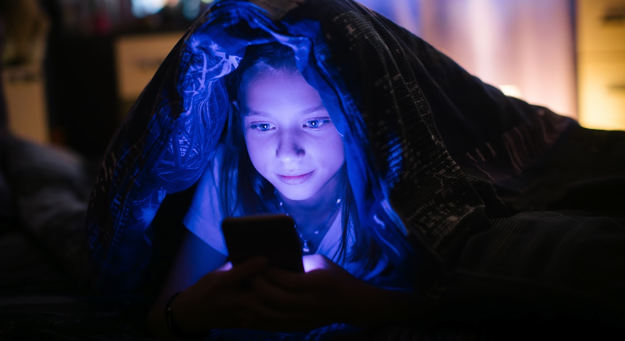 Crianças nas redes sociais: veja os riscos por trás da trend de mandar irmão calçar sapato para brigar