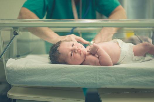 Hipoglicemia neonatal: o que é, sintomas, causas e tratamentos