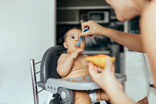 Introdução alimentar precoce: entenda os riscos para o bebê