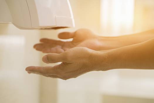 Secador de mãos faz mal? Vídeo no TikTok surpreende com teste