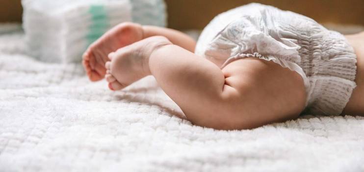 Sangue nas fezes do bebê: o que pode ser e como lidar?