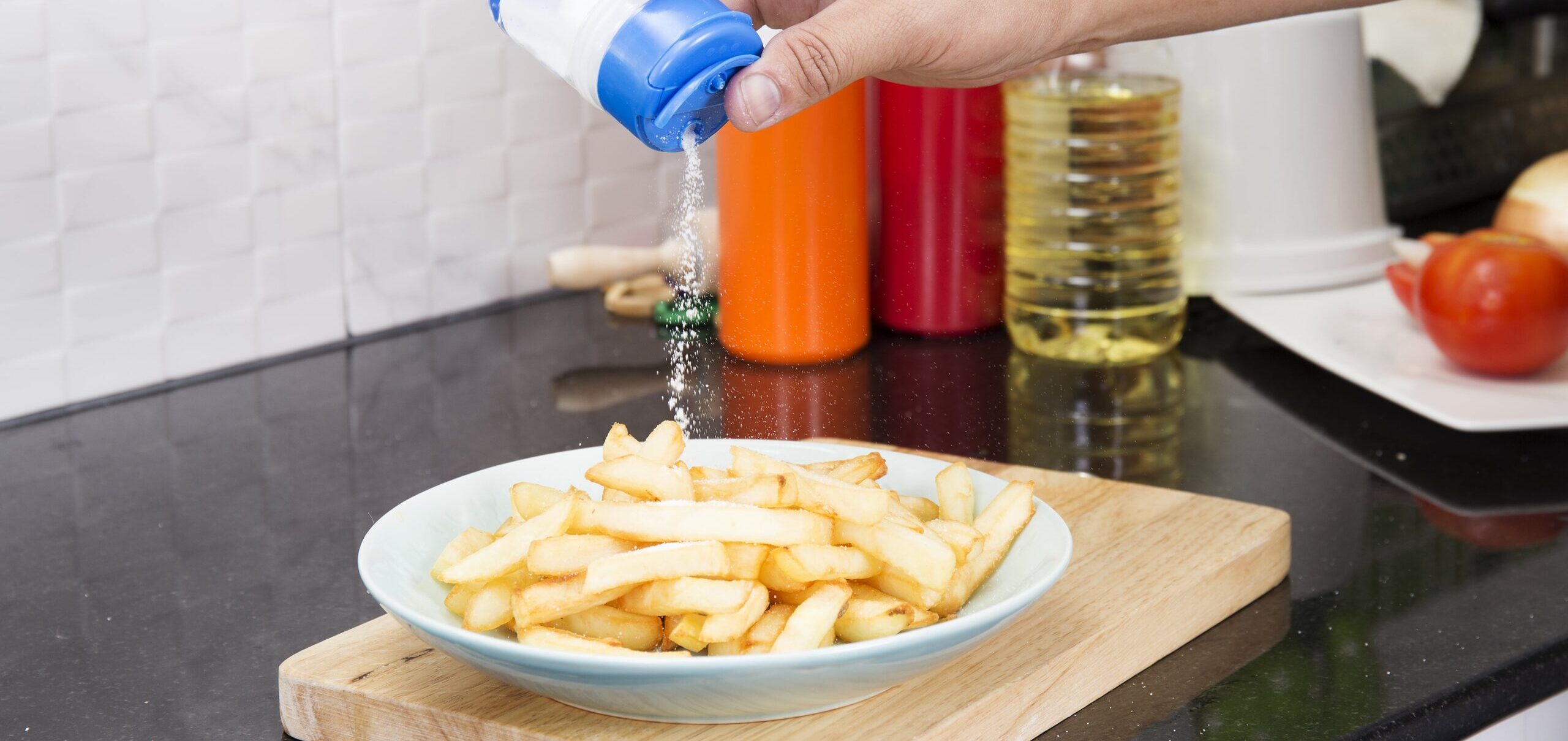 Colocar sal extra na comida pode aumentar risco de morte precoce