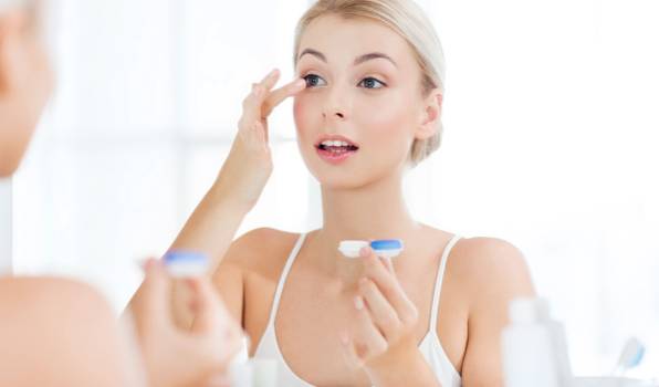 Maquiagem e lente de contato: dicas e cuidados para conciliar o uso