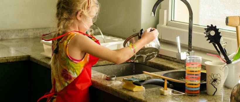 Método Montessori: criança deve ajudar nas tarefas domésticas?