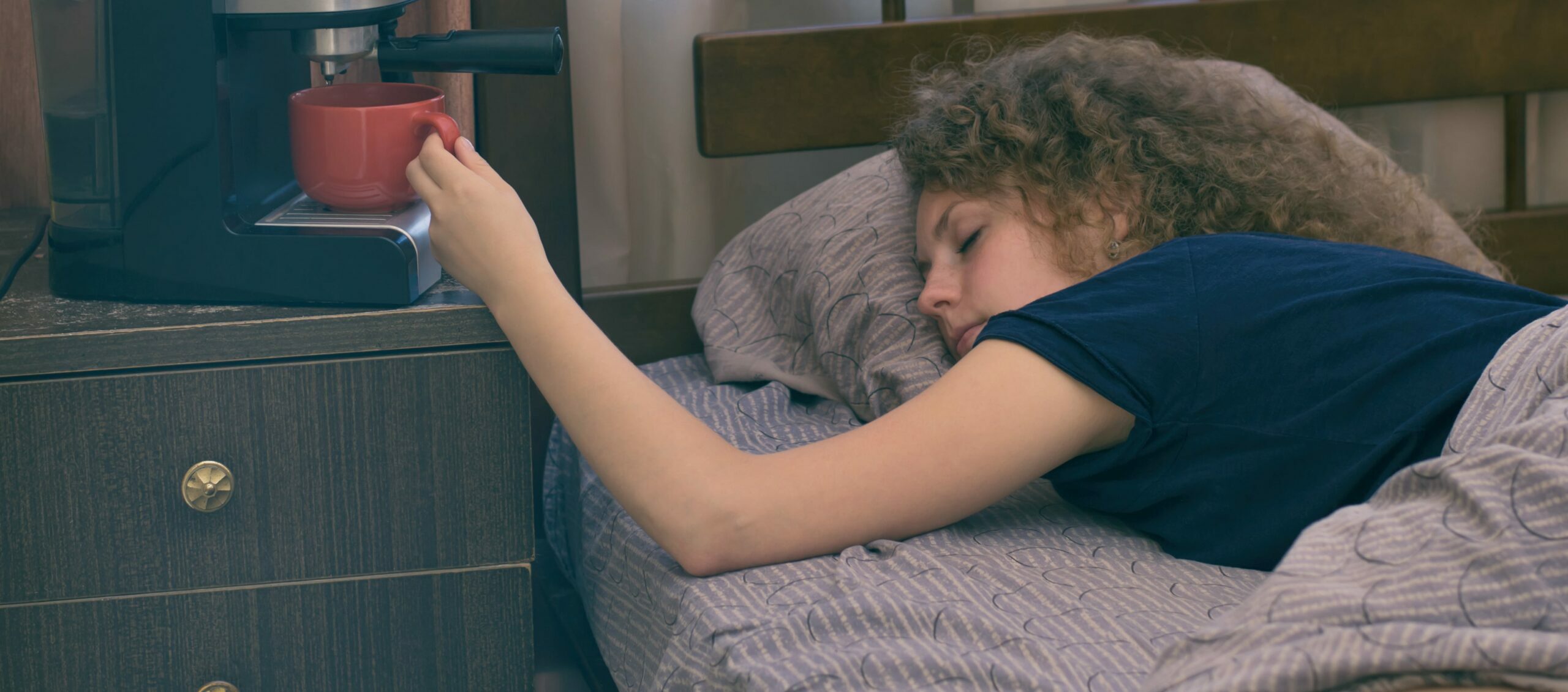 Tomar café logo após acordar faz mal?